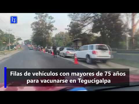 Filas de vehículos con mayores de 75 años para vacunarse en Tegucigalpa