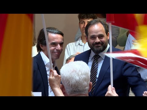 Núñez llega al ecuador de campaña junto a Aznar y abogando por un cambio a un gobierno del PP