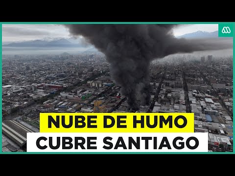 Expertos entregan recomendaciones: Densa columna de humo cubre Santiago tras incendio en Meiggs