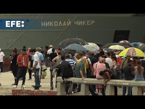 Los cubanos hacen largas filas para ver la flotilla naval rusa en La Habana