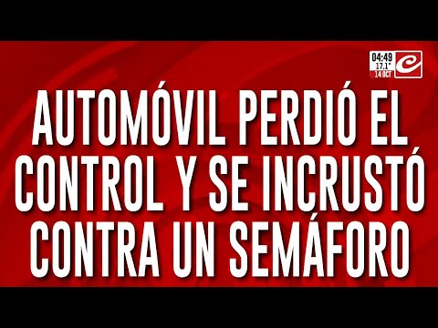 Automóvil perdió el control y terminó incrustado contra un semáforo