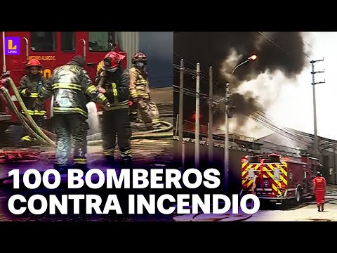 Centro de Lima: Más de 100 bomberos combaten el fuego en incendio en almacén