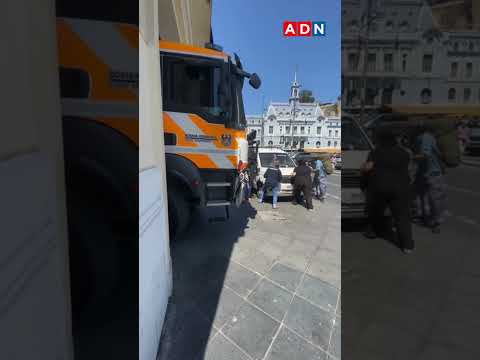 Vehículo estacionado bloquea salida de un carro de bomberos en Valparaíso