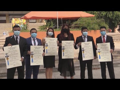 Singular graduación en la Universidad de El Salvador: 71 nuevos médicos para enfrentar el covid-19