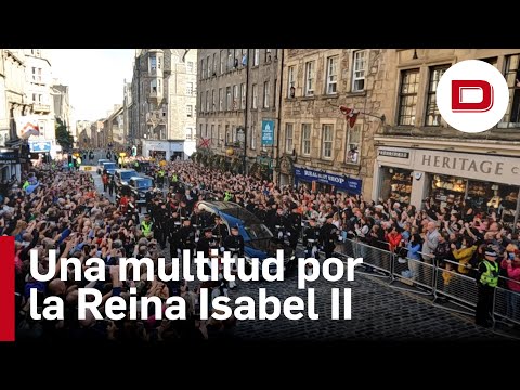 Una multitud acompaña el féretro de Isabel II a la catedral de St Giles en Edimburgo