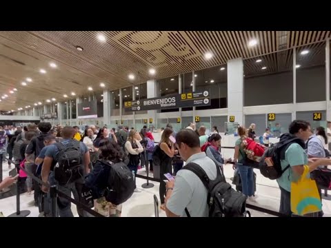 Proceso migratorio en aeropuerto internacional Monseñor Romero