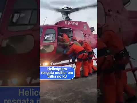 Helicóptero resgata mulher em trilha no RJ