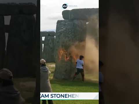 Ativistas climáticos jogam tinta em pedras de Stonehenge, na Inglaterra | SBT Brasil (19/06/24)