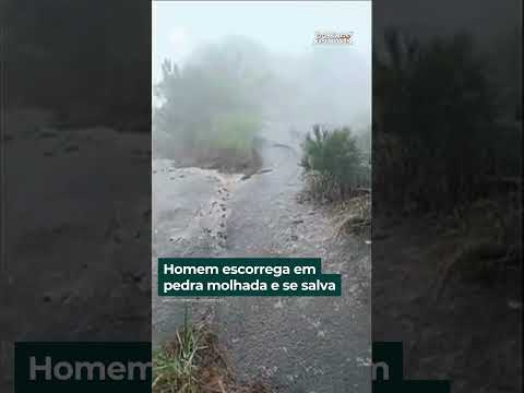 Homem escorrega em pedra molhada e se salva agarrando uma árvore, na China