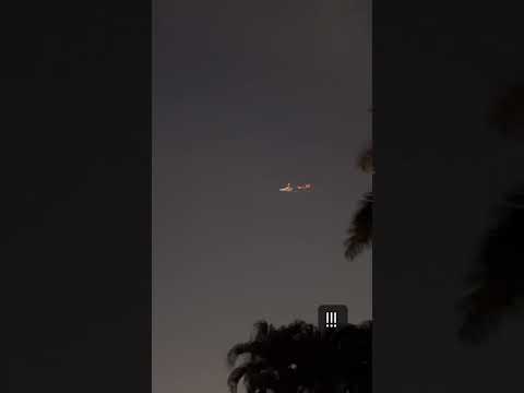 Avión sobrevuela Miami con motor en llamas