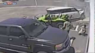 نجاة ثلاثة أشخاص من الموت بسبب شخص حاول الانتحار بالسيارة