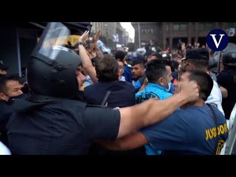 Choque entre policía y aficionados en el exterior de la capilla ardiente de Maradona