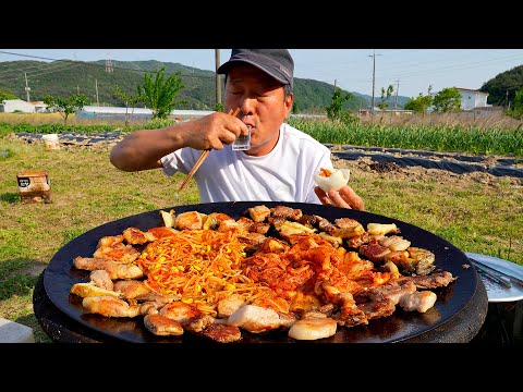 솥뚜껑에 전복과 삼겹살, 콩나물, 김치 야무지게 구워 소주 한 잔! (Grilled Samgyeopsal with abalone) 요리&먹방 - Mukbang eating show