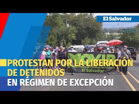 Personas protestan en El Salvador por la liberación de los detenidos durante en régimen de excepción