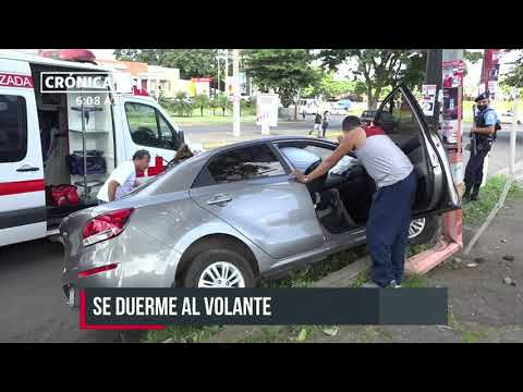 Hermanas lesionadas al colisionar vehículo con un poste metálico en Managua - Nicaragua