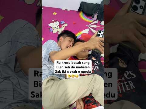 Duo otak komputer saling berpelukan