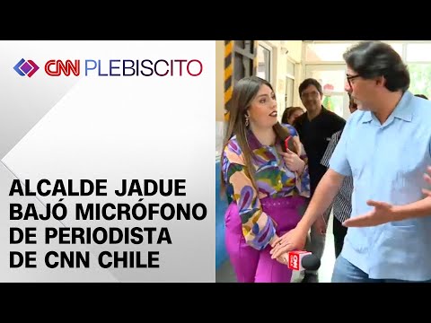 Daniel Jadue criticó a la prensa y bajó micrófono de CNN Chile en su llegada a votar