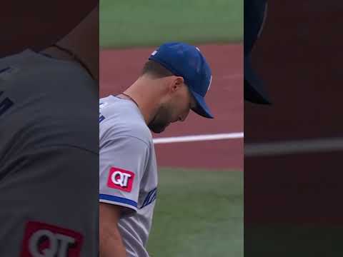 Vladimir Guerrero Jr. sends a LASER to the left field seats!