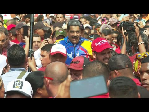 Maduro marcha con estudiantes tras lanzar equipo de campaña en Venezuela | AFP