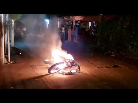 Motocicleta se incendia en su totalidad en Retalhuleu