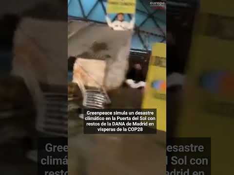 Greenpeace simula un desastre climático en la Puerta del Sol
