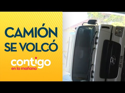 NO SE PERCATÓ DE LA ALTURA: Camión se volcó en paso bajo nivel en Santiago - Contigo en la Mañana