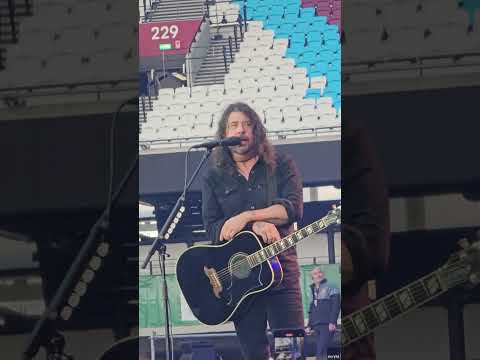 Foo Fighters Dave Grohl disses Taylor Swift during London concert #Shorts