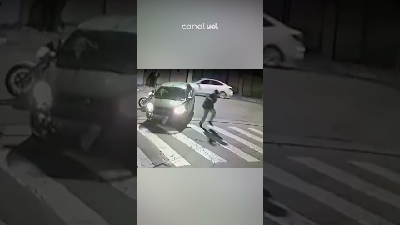 Motociclista rola sobre carro cai em pé e sai andando após acidente assista ao vídeo