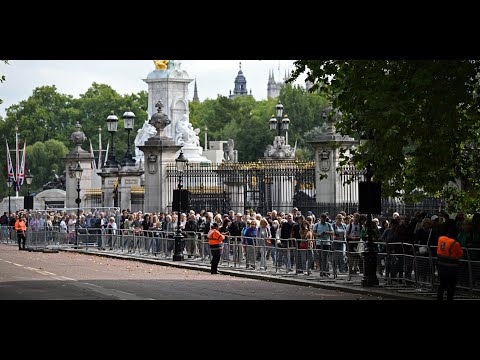 «Mon cœur s'est arrêté de battre» : forte émotion devant le cercueil de la reine Elizabeth II