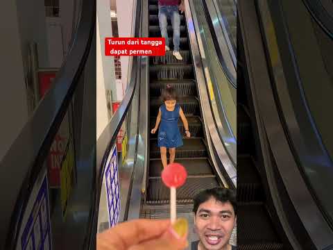 turun dari tangga dapat permen⁉️ #shorts