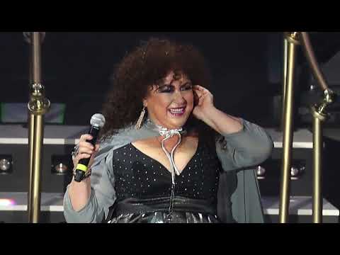 AMANDA MIGUEL INVITA  a CHUCHO a subir al ESCENARIO en su  CONCIERTO y sus FANS AGRADECEN el GESTO