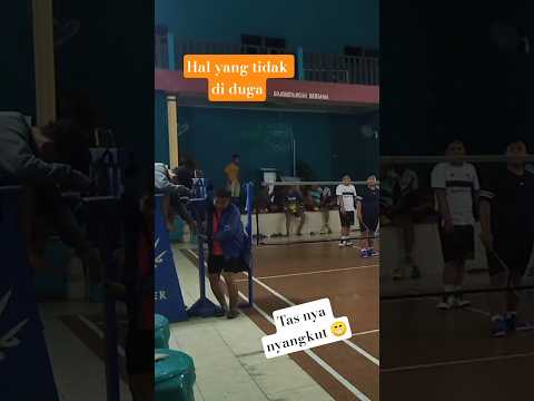 TRAGEDI TAS NYANGKUT #subscribe #badmintonplayer #shorts #badmintontraining #terjatuh #bwf