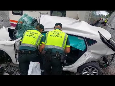 Un fallecido y dos heridos al arrollar un tren a un coche en un paso a nivel en Lugo