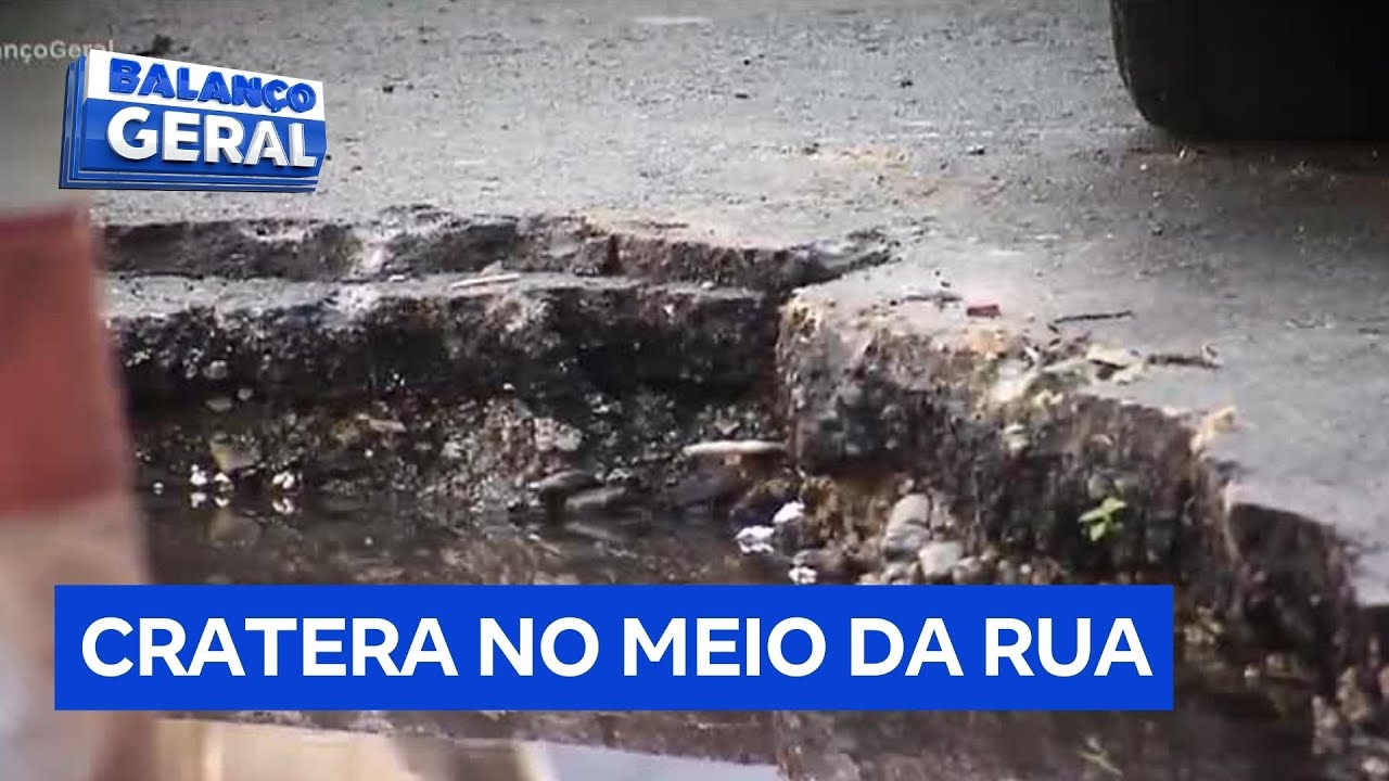 Balança Povão: Buraco em rua de Carapicuíba (SP) causa transtornos há meses