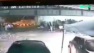 شاهد .. مقنعان يحرقون سيارتين أمام منزل في الكويت