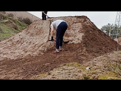 Trail Building Dirt Jumps // Shapping Trails ⛏️