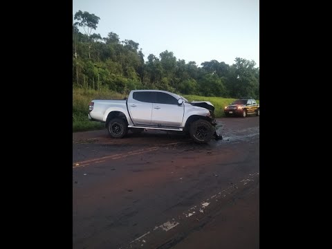Camioneta pierde el control y choca contra un paredón de piedra en Obligado