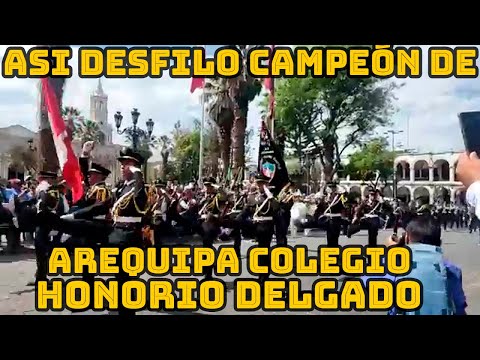 DESFILE CIVICO EN HONOR COLEGIO HONORIO DELGADO ESPINOZA CAMPEÓN DEL ANIVERSARIO DE AREQUIPA..