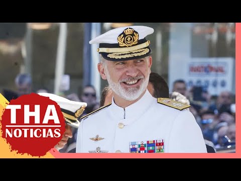 El rey Felipe VI se da un baño de masas en solitario tras su aniversario de bodas con la...