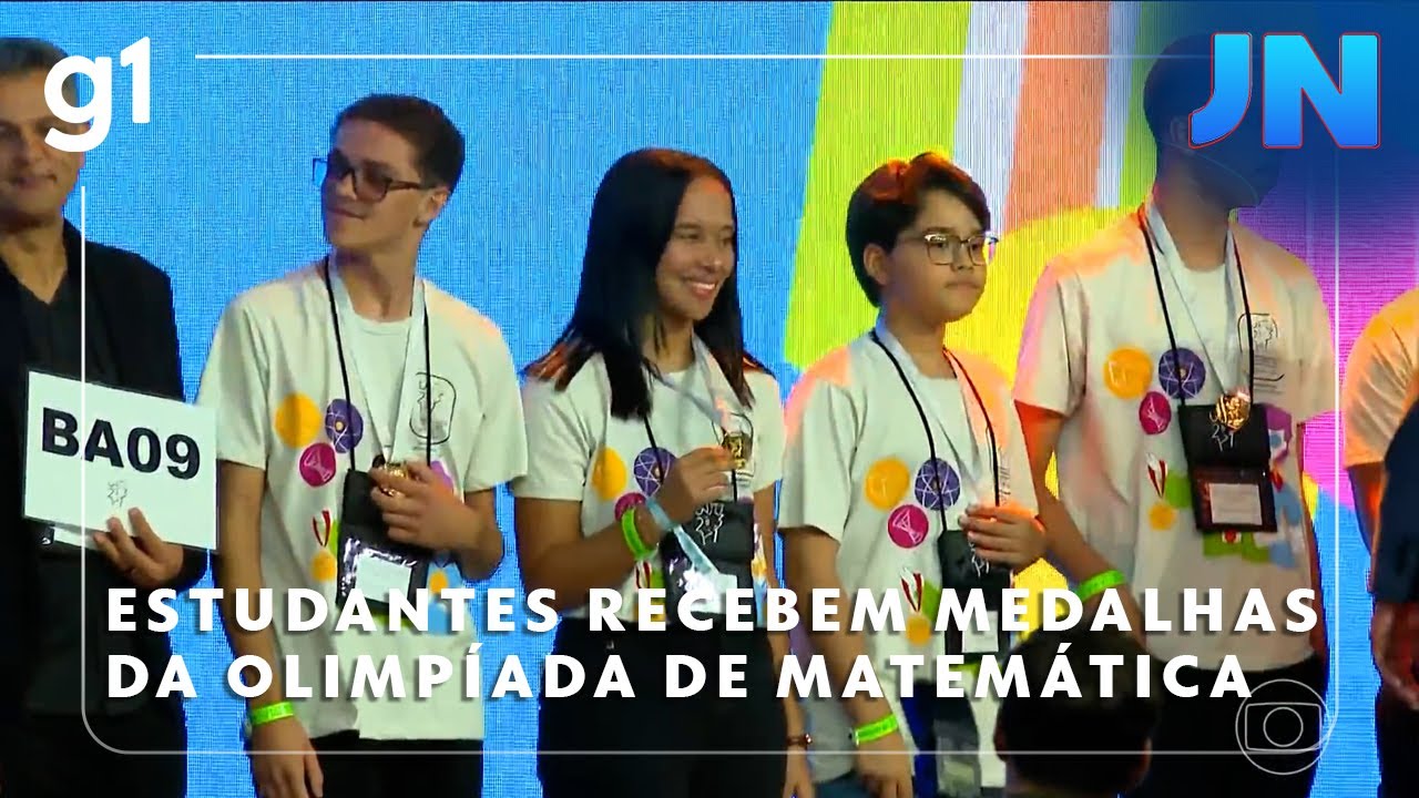 Estudantes recebem medalhas por suas participações na Olimpíada de Matemática da Obmep