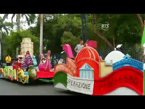 Desfile de carros alegoricoDesfile de carros alegóricos en Guayaquils en Guayaquil