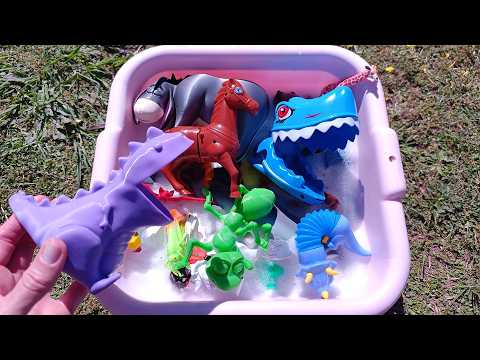 Aprende los NOMBRES DE ANIMALES con JUGUETES al AGUA sobre el PASTO