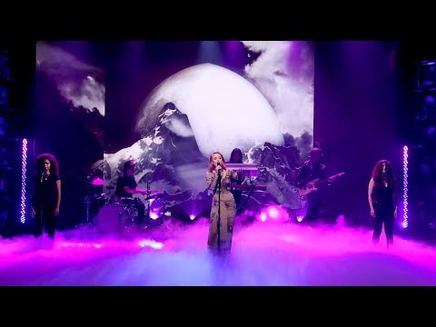 Zara Larsson Performs ‘Invisible’