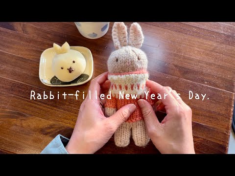 セーターを着たうさぎとおでんくん似のうさぎあんパン。A rabbit wearing a sweater and a rabbit bread similar to Oden-kun.