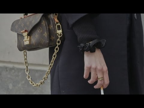 Γαλλία: Η χώρα που έκανε το κάπνισμα σέξι, τώρα το απαγορεύει σε δημόσιους χώρους