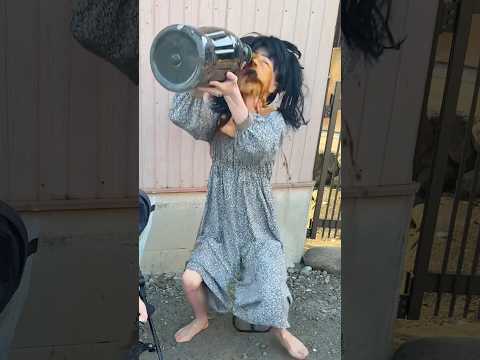 コーヒーの缶で構成された家に入ったら大きな飲み物を頂くことができて得した