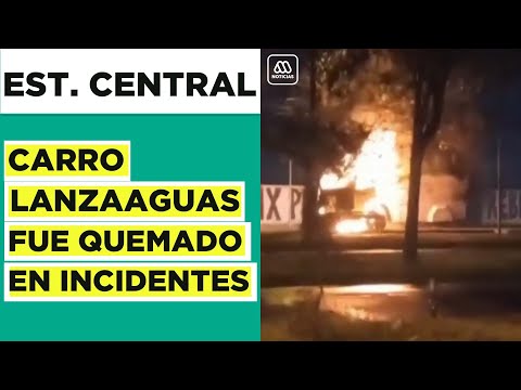 Carro lanzaaguas incendiado con bombas molotov: Noche de incidentes en Villa Francia
