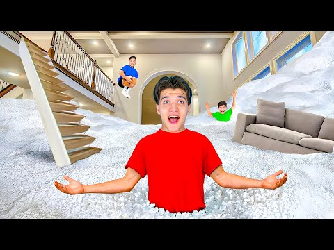 ملئنا منزلنا كله بحبيبات التعبئة ! 😱 بلال ( راح فيها ) 🤕 !!