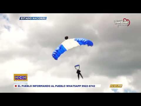 ¡Éxito Rotundo!  14 paracaídistas tienen salto perfecto enmedio del Estadio