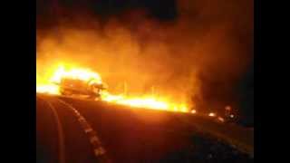 سائق شاحنة مغربي يقودها وهي تحترق في شوارع مكناس